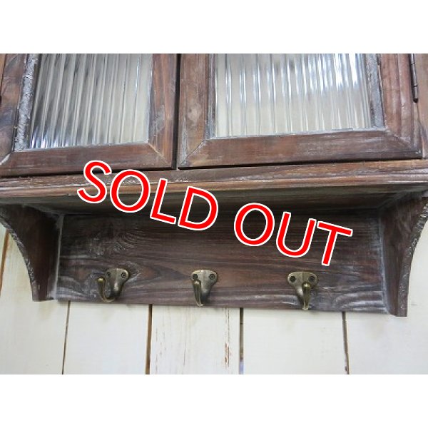 画像4: アンティークガラス扉シェルフ　3フック付き (4)