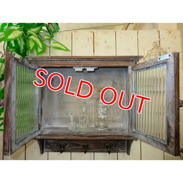 画像7: アンティークガラス扉シェルフ　3フック付き (7)