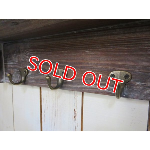 画像5: アンティークガラス扉シェルフ　3フック付き (5)