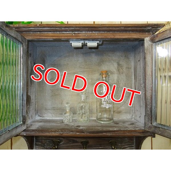 画像6: アンティークガラス扉シェルフ　3フック付き (6)